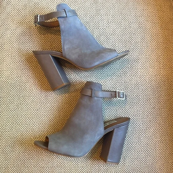 Steve Madden Gray Carnabi Block Heel Peep Toe Heels, 8M - Picture 2 of 10